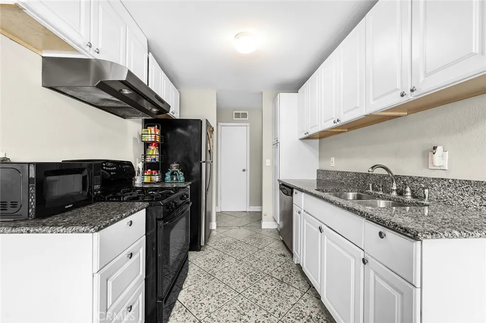 700 W La Veta Orange, CA 92868