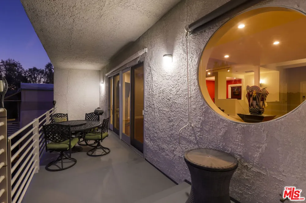 5045 Calatrana Drive Woodland Hills, CA 91364