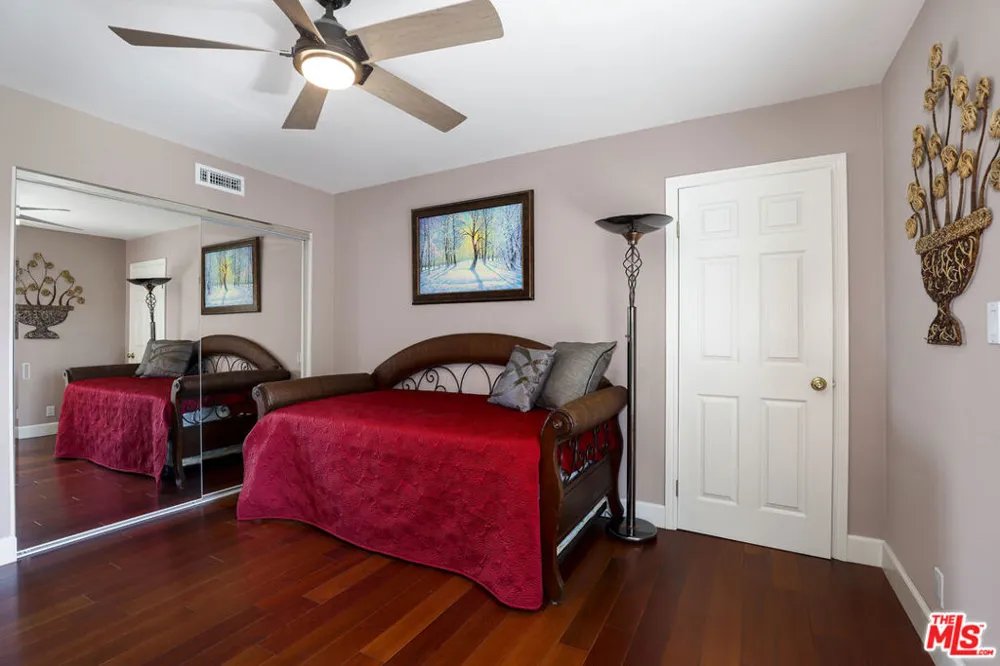 5045 Calatrana Drive Woodland Hills, CA 91364