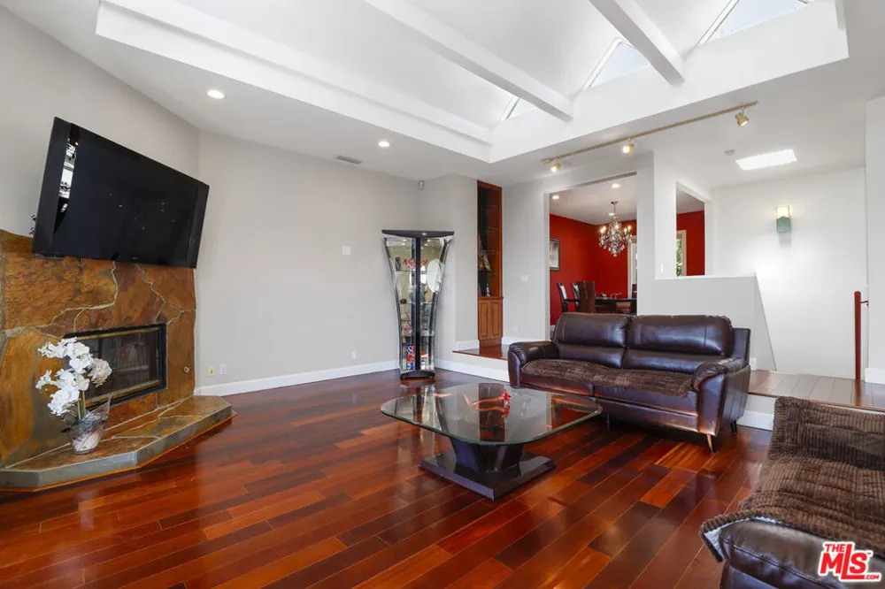 5045 Calatrana Drive Woodland Hills, CA 91364
