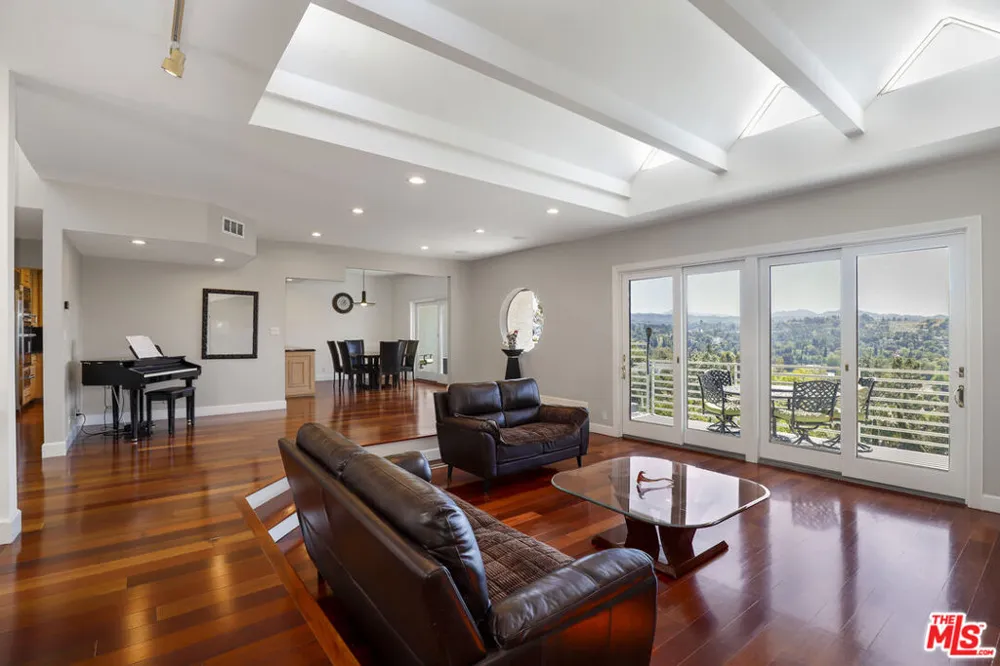 5045 Calatrana Drive Woodland Hills, CA 91364