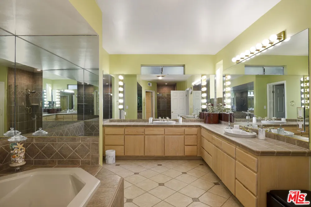 5045 Calatrana Drive Woodland Hills, CA 91364