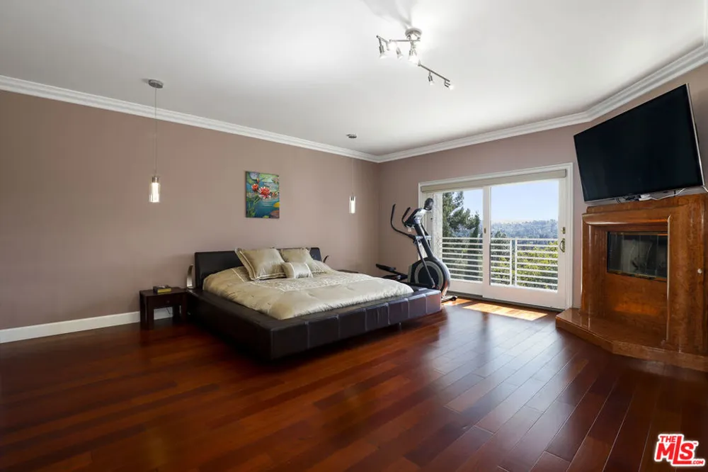 5045 Calatrana Drive Woodland Hills, CA 91364