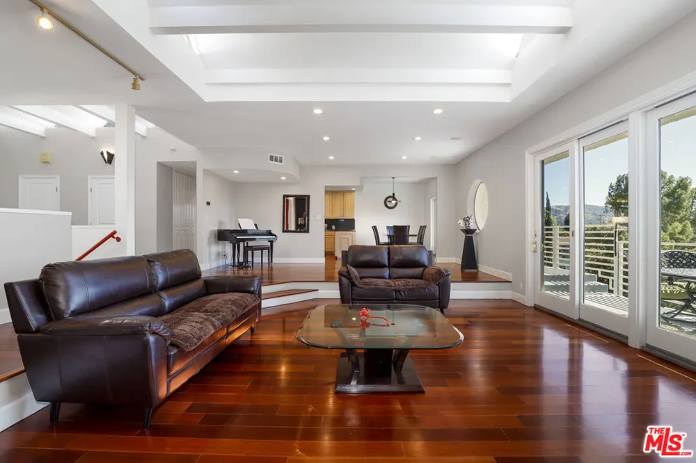 5045 Calatrana Drive Woodland Hills, CA 91364