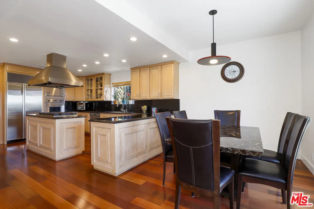 5045 Calatrana Drive Woodland Hills, CA 91364