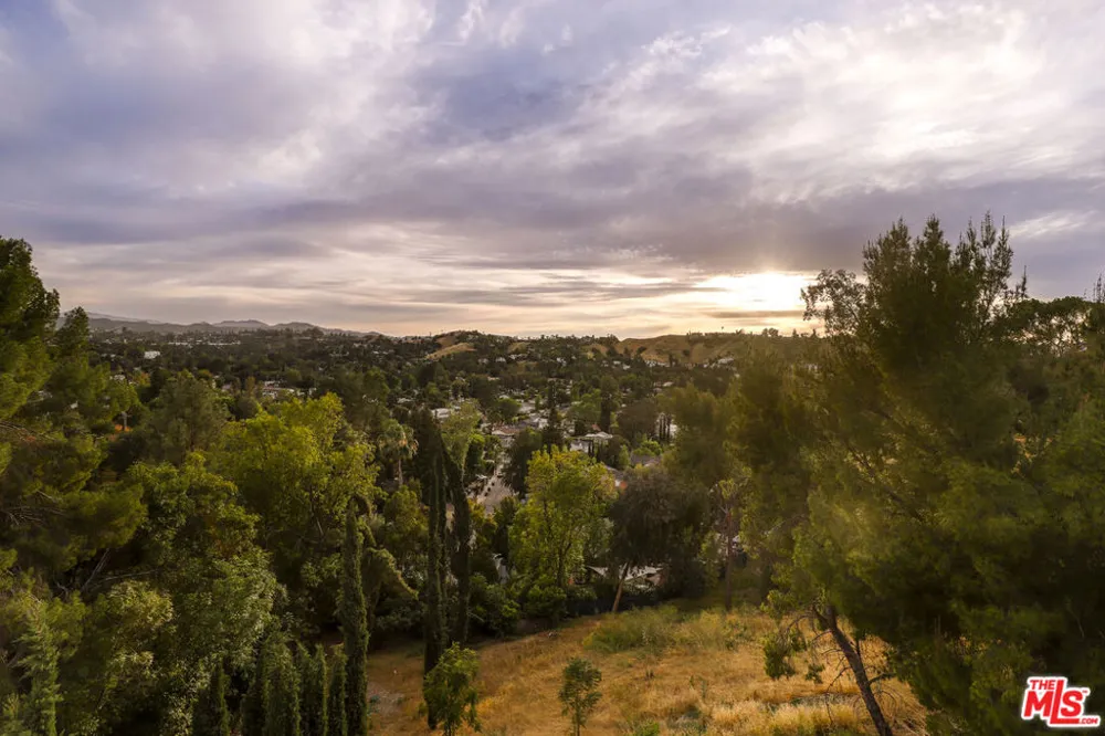 5045 Calatrana Drive Woodland Hills, CA 91364