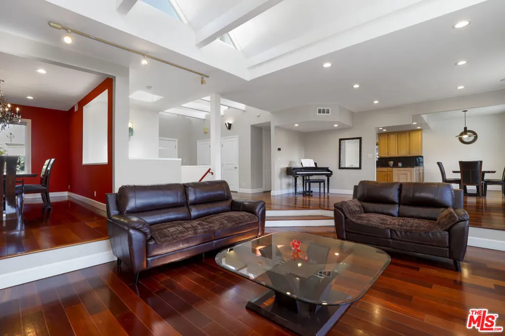 5045 Calatrana Drive Woodland Hills, CA 91364
