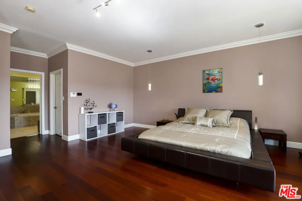 5045 Calatrana Drive Woodland Hills, CA 91364