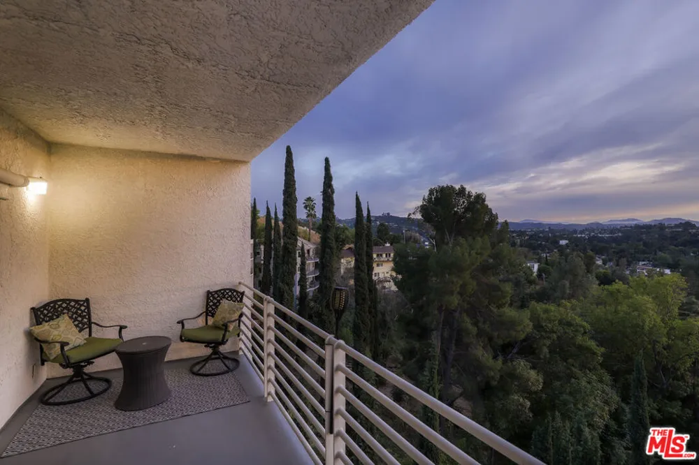 5045 Calatrana Drive Woodland Hills, CA 91364