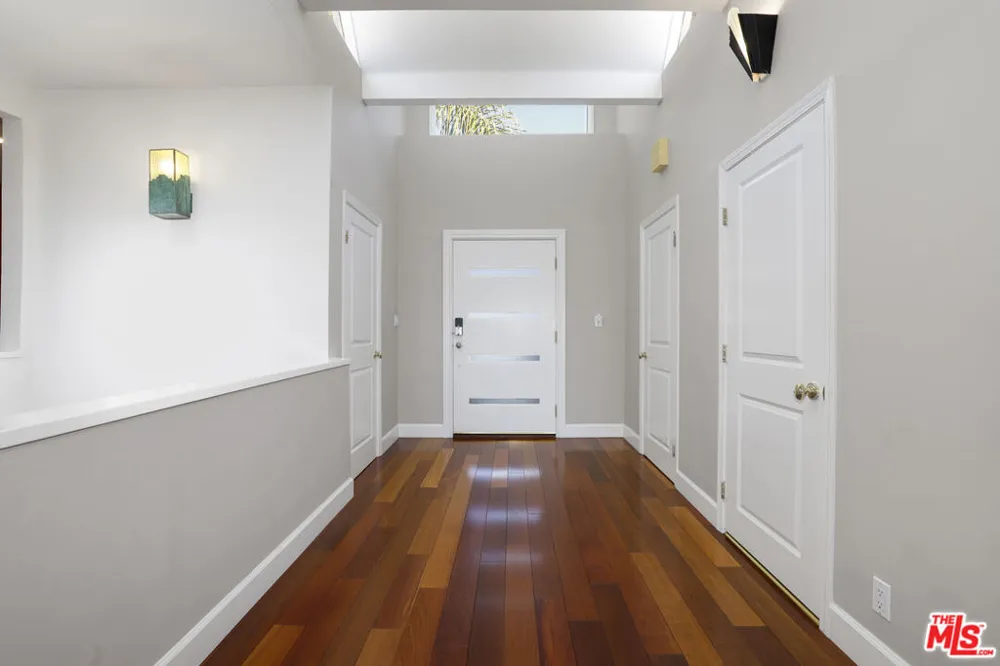 5045 Calatrana Drive Woodland Hills, CA 91364