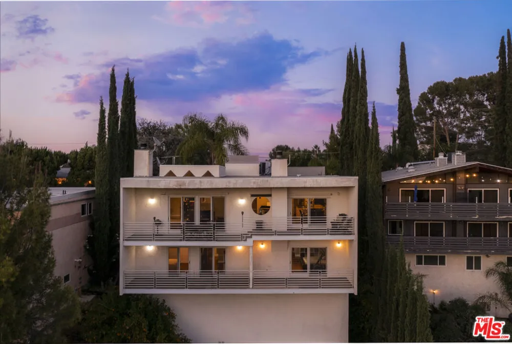 5045 Calatrana Drive Woodland Hills, CA 91364