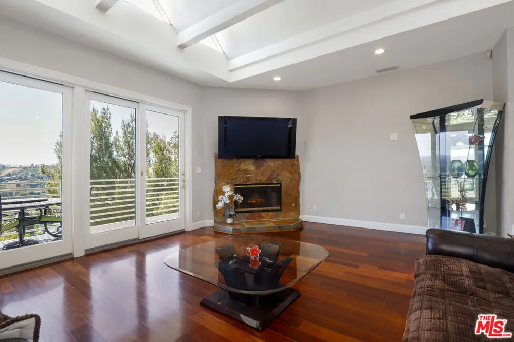 5045 Calatrana Drive Woodland Hills, CA 91364