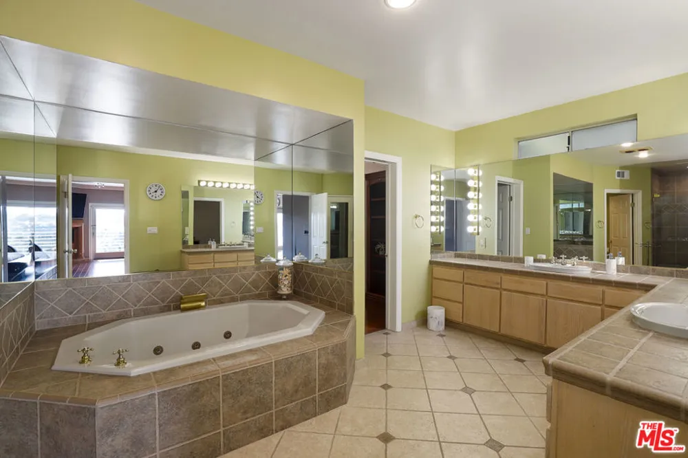 5045 Calatrana Drive Woodland Hills, CA 91364