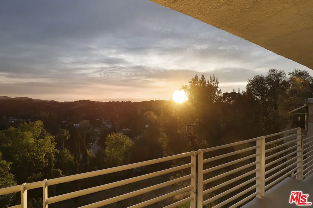 5045 Calatrana Drive Woodland Hills, CA 91364