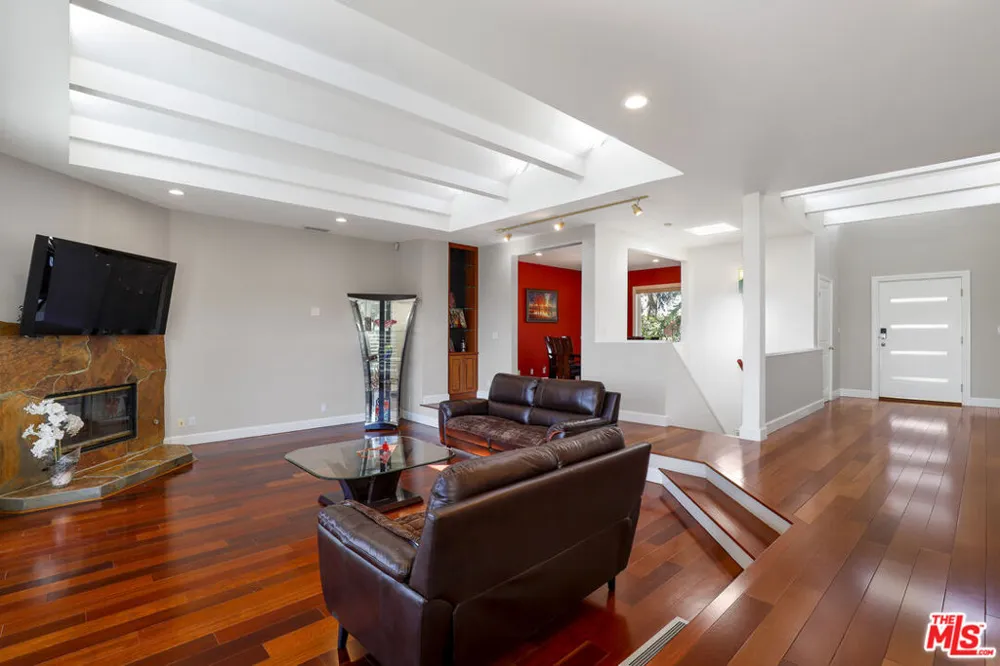 5045 Calatrana Drive Woodland Hills, CA 91364