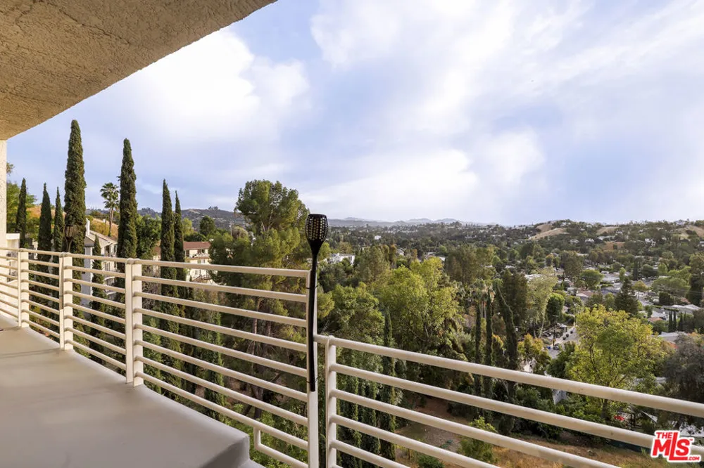 5045 Calatrana Drive Woodland Hills, CA 91364