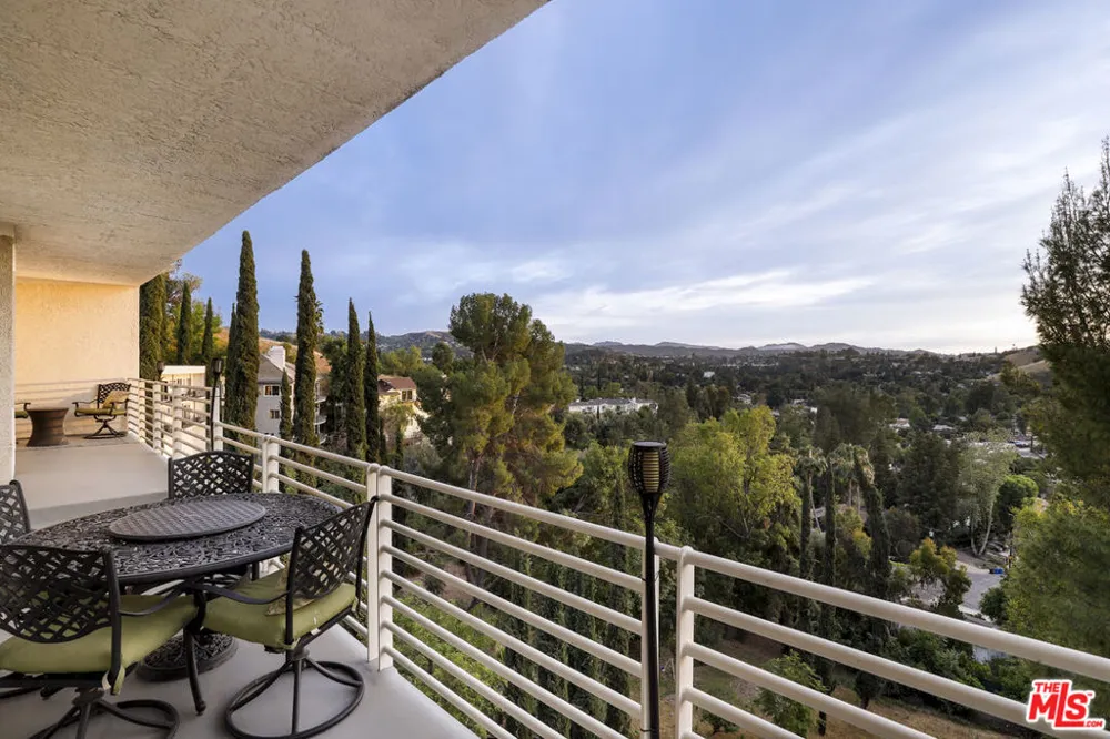 5045 Calatrana Drive Woodland Hills, CA 91364