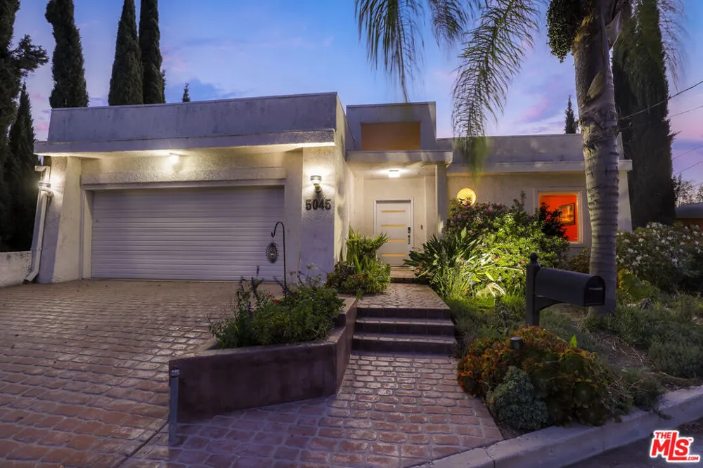 5045 Calatrana Drive Woodland Hills, CA 91364