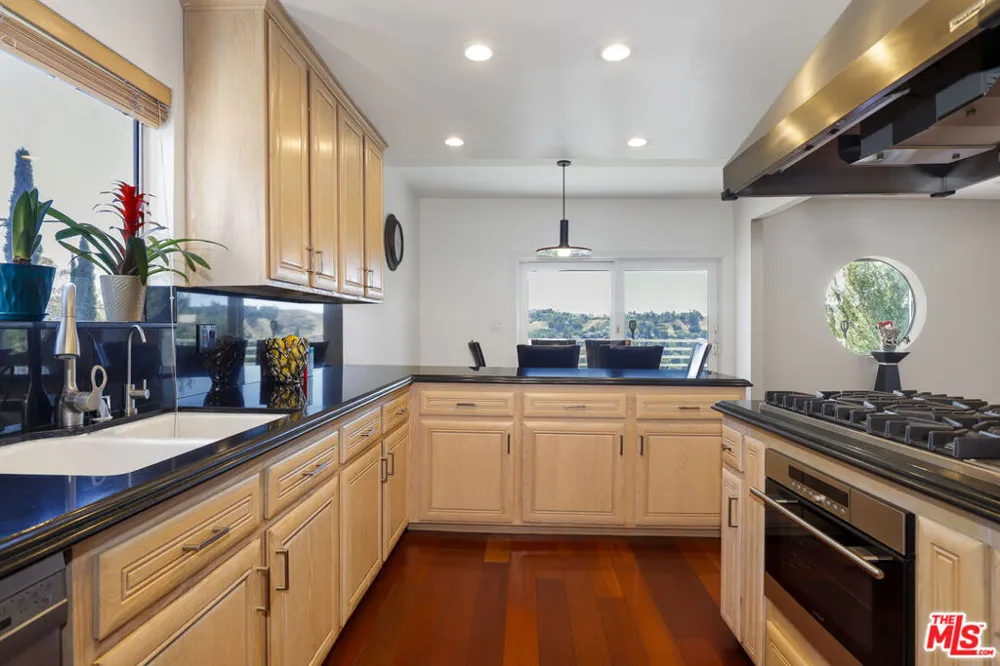 5045 Calatrana Drive Woodland Hills, CA 91364