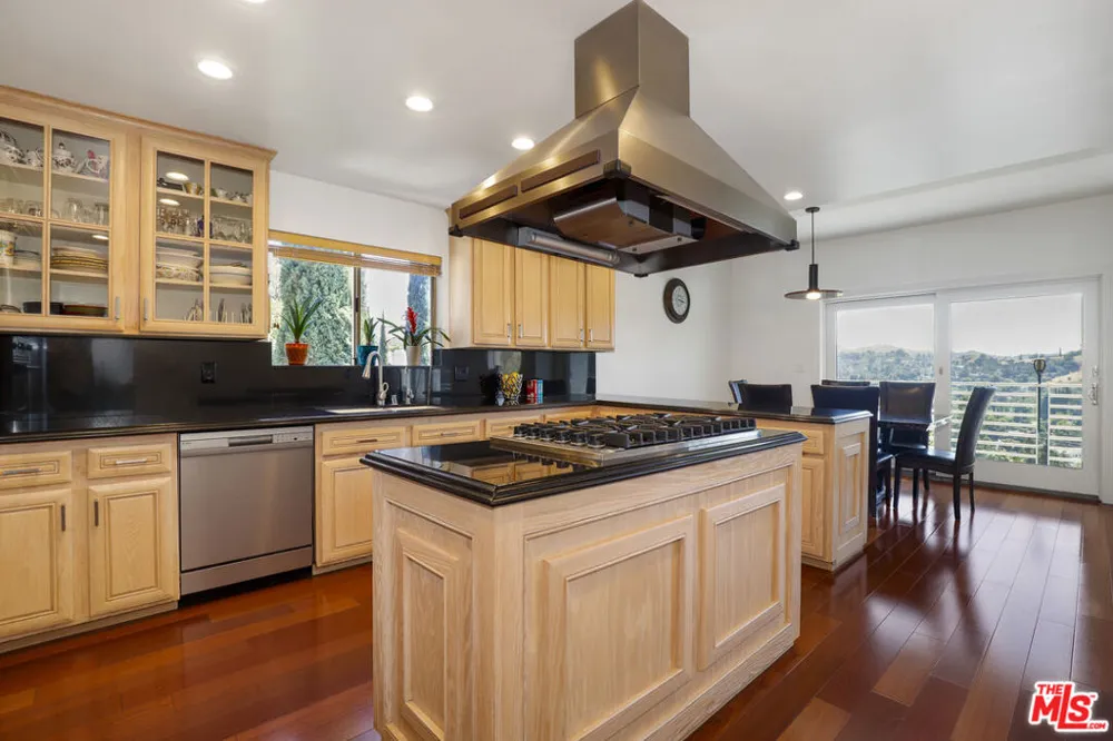5045 Calatrana Drive Woodland Hills, CA 91364