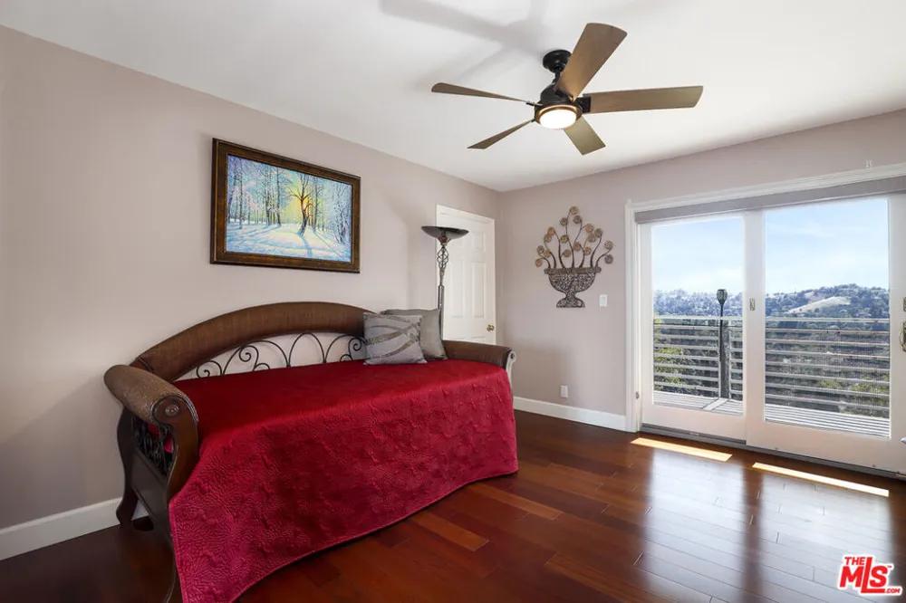 5045 Calatrana Drive Woodland Hills, CA 91364