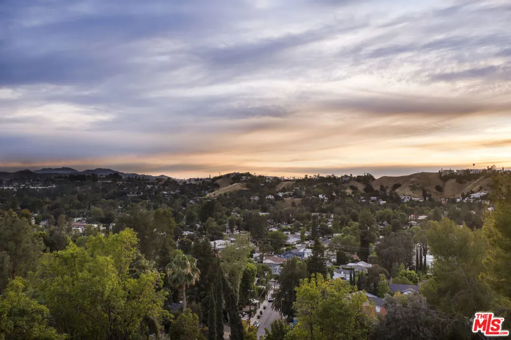 5045 Calatrana Drive Woodland Hills, CA 91364