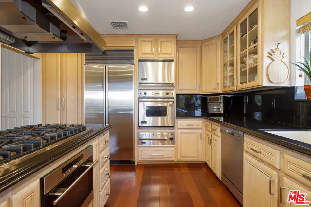 5045 Calatrana Drive Woodland Hills, CA 91364