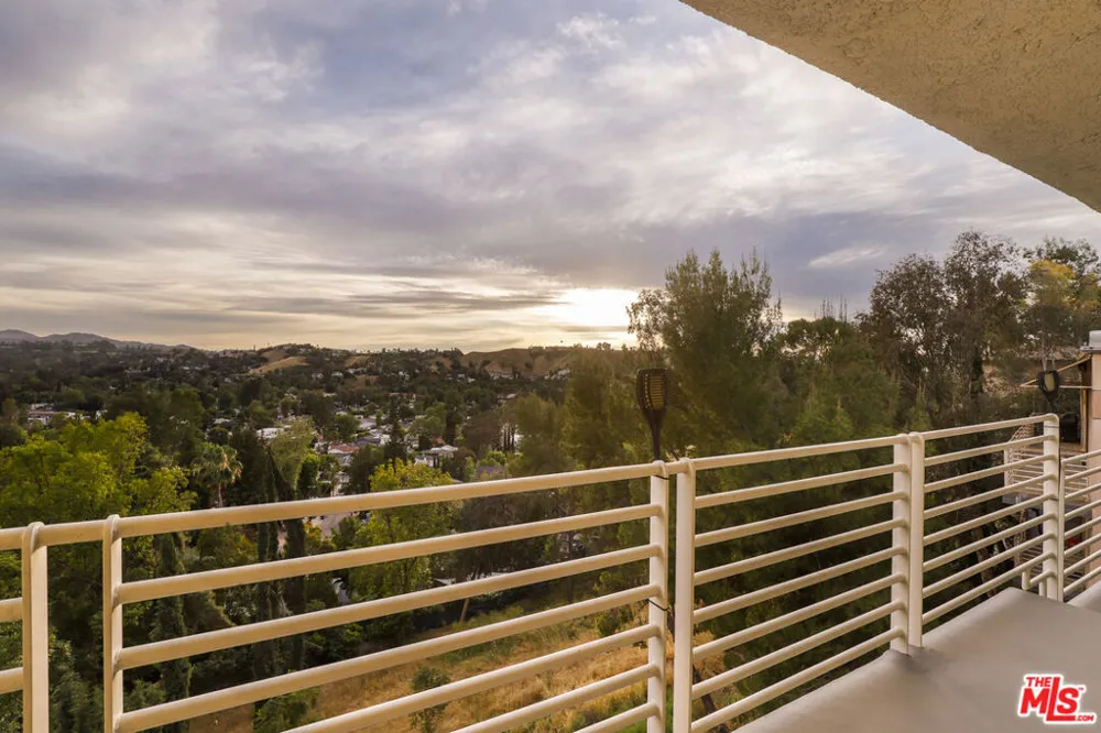 5045 Calatrana Drive Woodland Hills, CA 91364