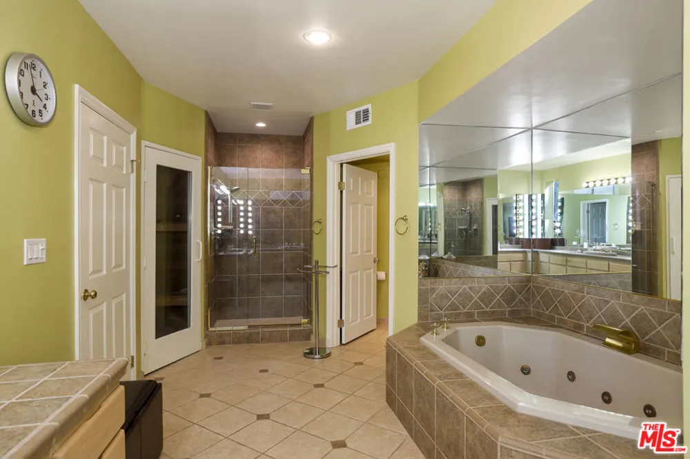 5045 Calatrana Drive Woodland Hills, CA 91364