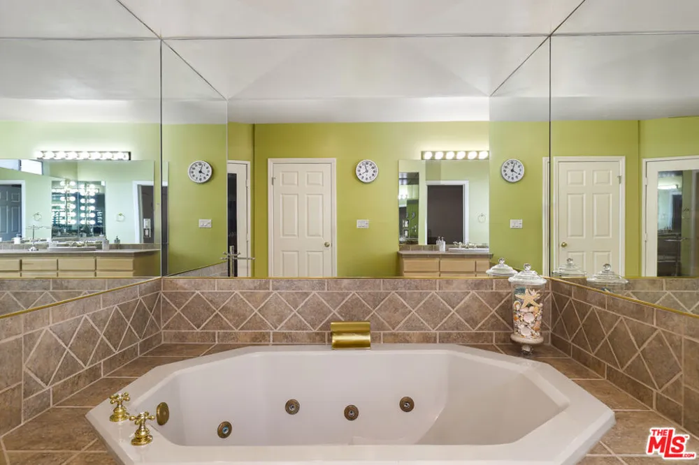 5045 Calatrana Drive Woodland Hills, CA 91364