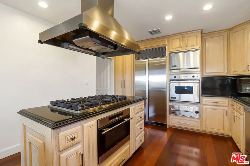 5045 Calatrana Drive Woodland Hills, CA 91364