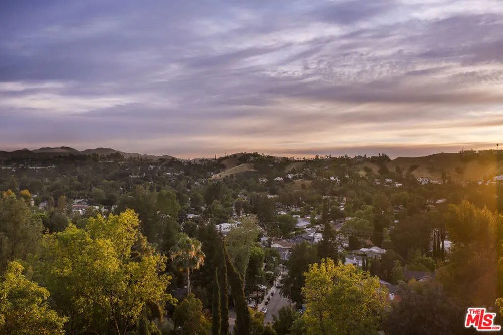 5045 Calatrana Drive Woodland Hills, CA 91364