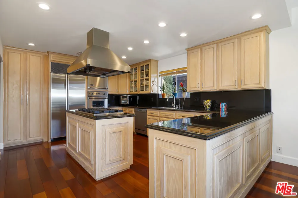 5045 Calatrana Drive Woodland Hills, CA 91364