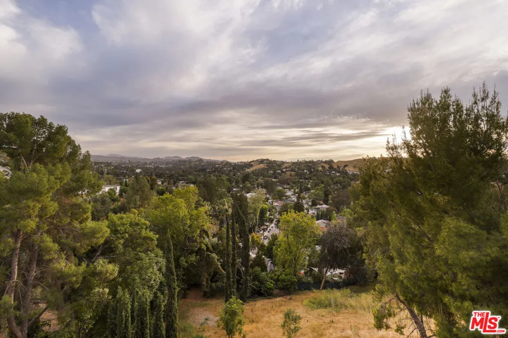 5045 Calatrana Drive Woodland Hills, CA 91364