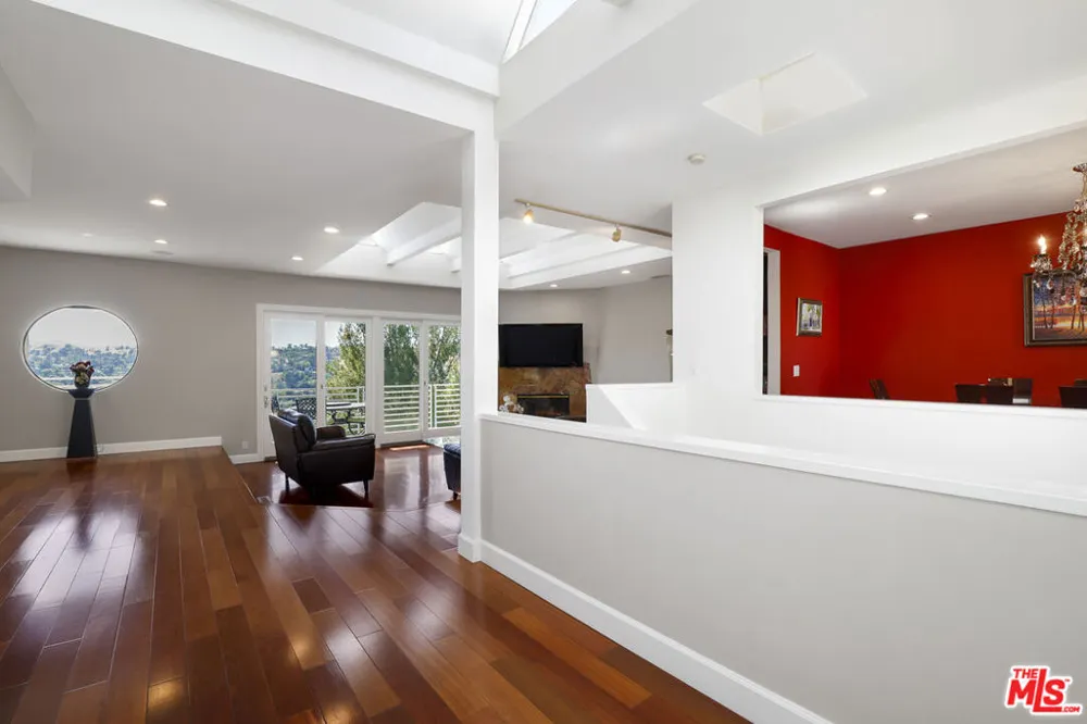 5045 Calatrana Drive Woodland Hills, CA 91364