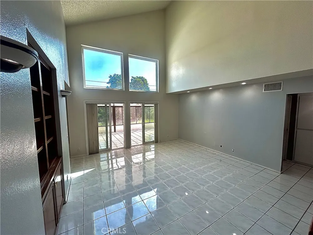 10 Bluff Point Circle Phillips Ranch, CA 91766