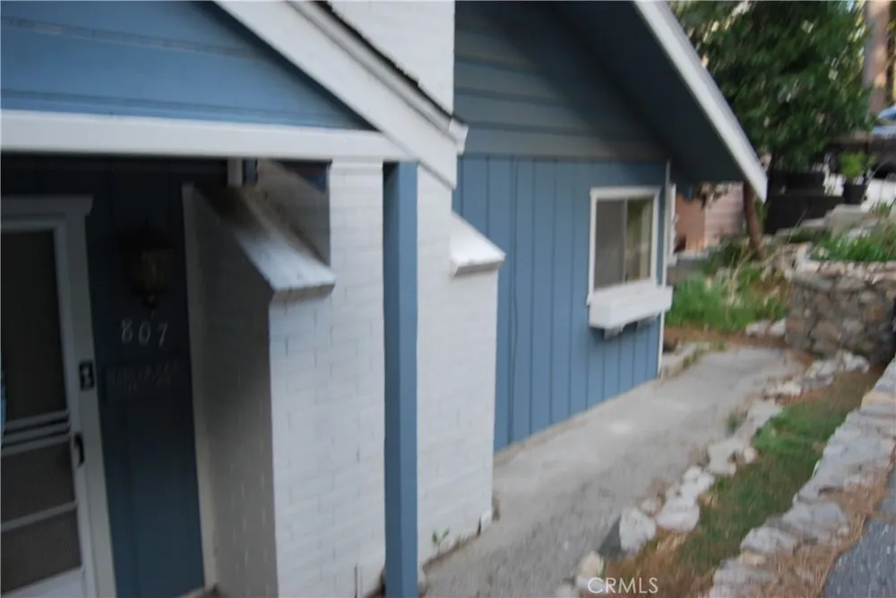807 Sierra Vista Twin Peaks, CA 92391