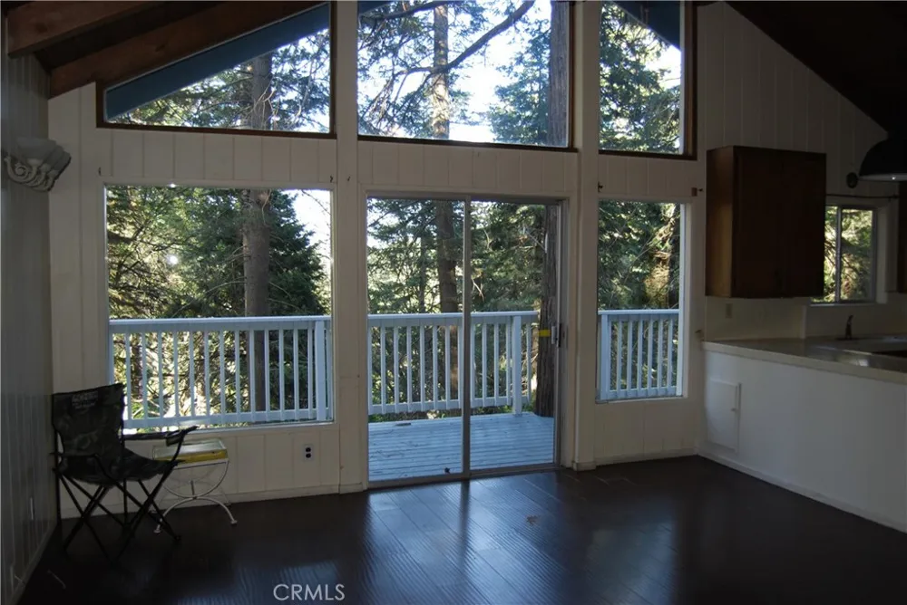 807 Sierra Vista Twin Peaks, CA 92391