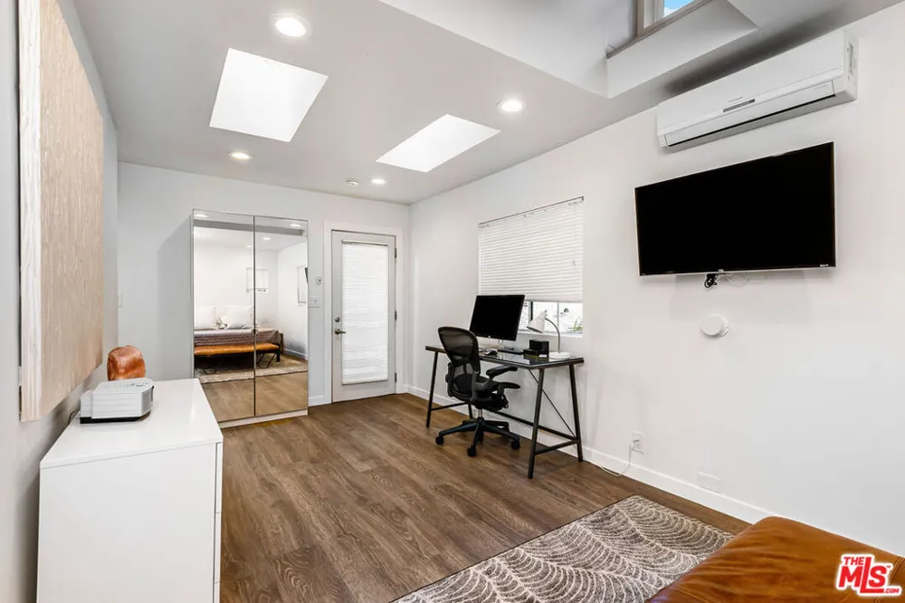 717 Huntley Drive West Hollywood, CA 90069
