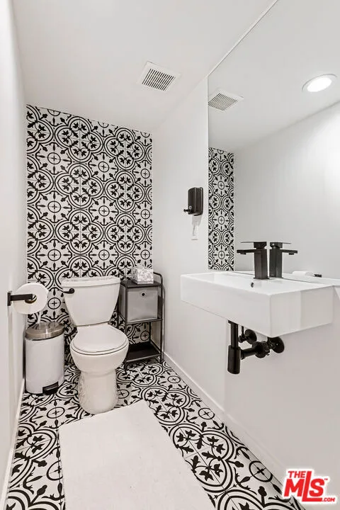 717 Huntley Drive West Hollywood, CA 90069