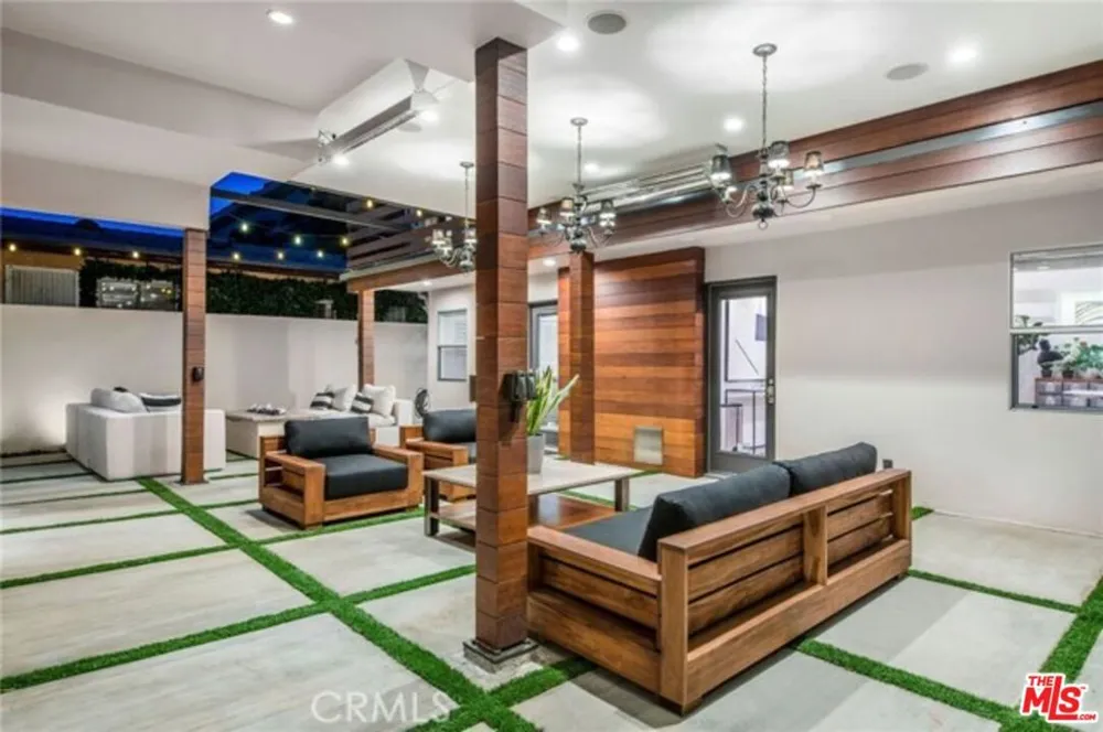 717 Huntley Drive West Hollywood, CA 90069