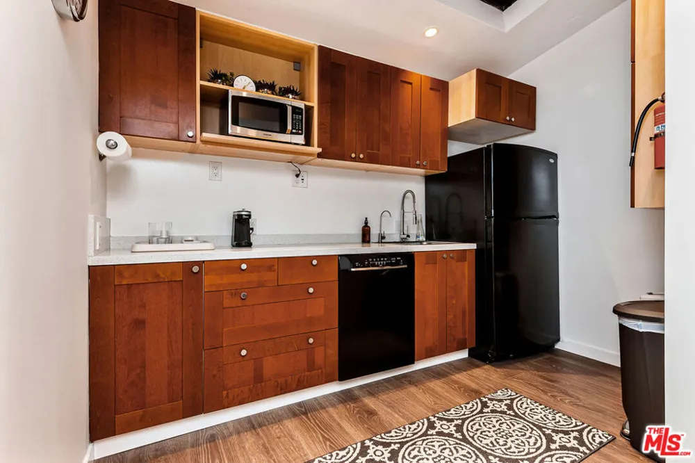 717 Huntley Drive West Hollywood, CA 90069