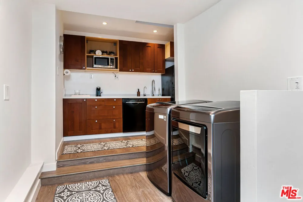 717 Huntley Drive West Hollywood, CA 90069