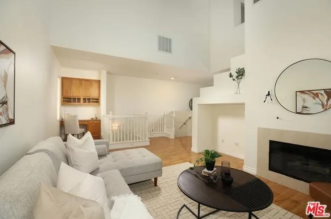 211 Danbrook Irvine, CA 92603