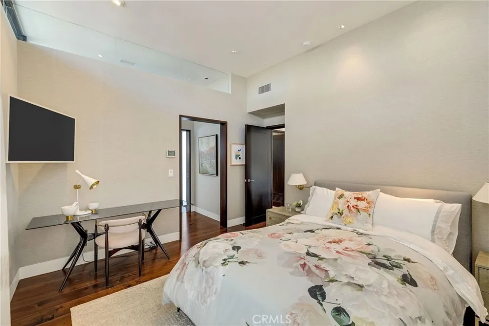 1204 The Strand Manhattan Beach, CA 90266