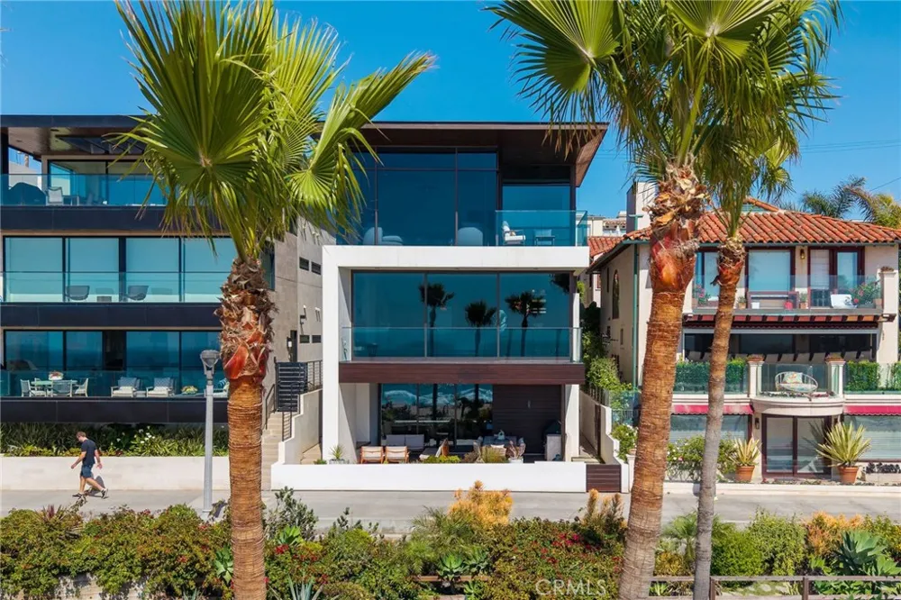 1204 The Strand Manhattan Beach, CA 90266