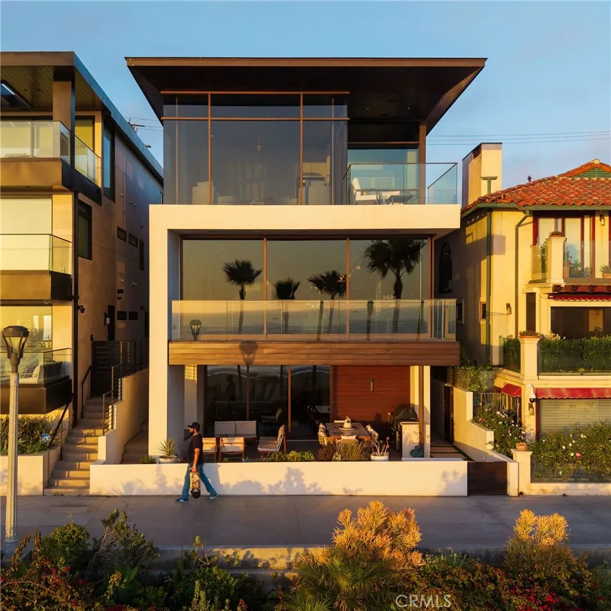 1204 The Strand Manhattan Beach, CA 90266