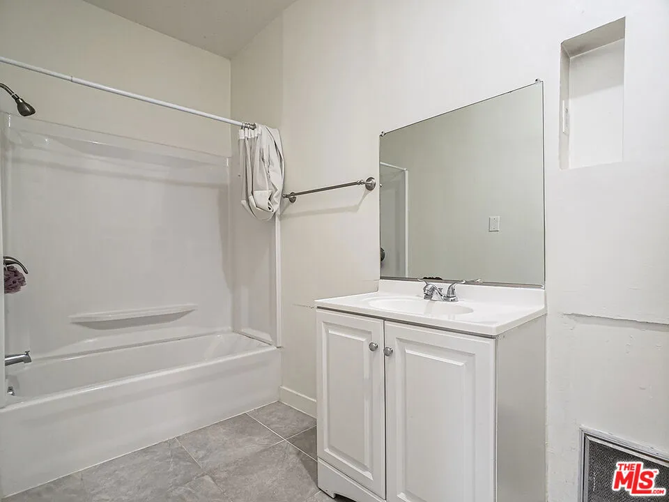 336 S Wilton Place #338 Los Angeles, CA 90020