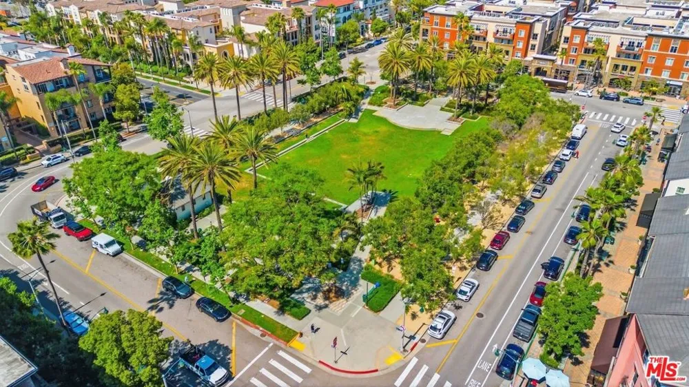 13080 Pacific #111 Playa Vista, CA 90094