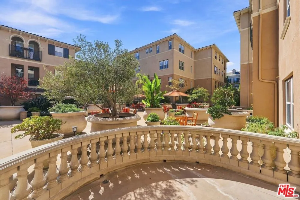 13080 Pacific #111 Playa Vista, CA 90094